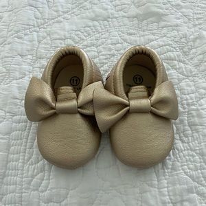 Baby moccasins, gold, size 11